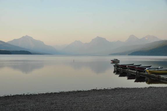 As calmas águas do Lake McDonald, maior lago do Glacier National Park, em Montana, nos Estados Unidos